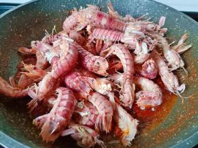 下入炸好的皮皮虾。