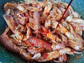 加入生抽一勺。