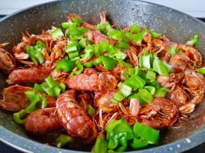 放入青辣椒丁。