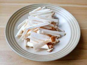 杏鲍菇切片再切细丝。