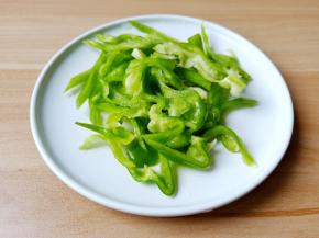 青辣椒去籽再切丝。