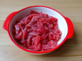 牛肉斜着切成细丝。