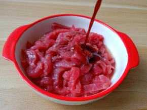 加入生抽一勺。