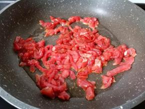 热锅热油下牛肉丝爆炒。