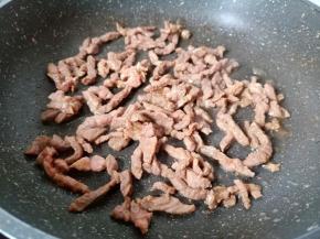 爆炒至牛肉丝变色。