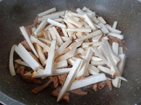 加入杏鲍菇翻炒至微软。