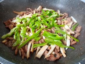 加上辣椒丝爆炒。