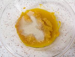 板栗南瓜泥里面加入温水和发酵粉混合均匀。