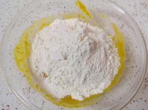 加入中筋面粉。