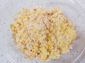 先用手搅打成絮状。