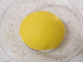 再揉成光滑的面团，盖上保鲜膜发酵至两倍大。