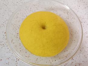 看一下发酵好的面团，明显变大，用手指沾点面粉戳个洞，不回缩不反弹就好了。