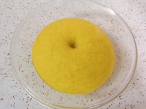 看一下发酵好的面团，明显变大，用手指沾点面粉戳个洞，不回缩不反弹就好了。