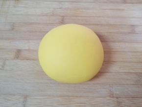 发酵好的面团揉光排气。