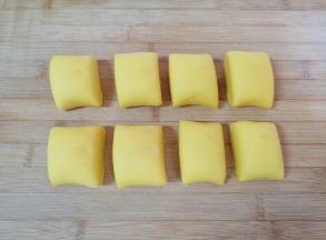 揉成长条状，用刀切开。