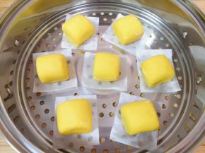 蒸锅内放水，篦子上铺上油纸，放上做好的馒头生胚，盖上锅盖二次发酵10分钟左右，凉水上锅，上汽后转中火蒸15分钟关火，焖5分钟左右出锅。