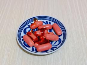 我用的这种小香肠，冷水冲洗淋干水分，装盘挤入酱抓拌均匀。