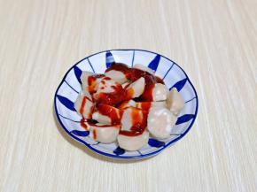 虾丸用中间切开，温水冲洗，淋干水分装盘，挤入酱抓拌均匀。