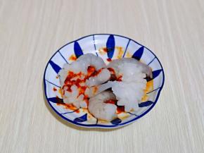 虾仁及木鱼花洗干净后淋干水分，放器具中，加入酱及料酒，抓拌均匀。