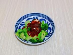 西蓝花与香菇洗干净后，焯水，淋干水分放入盘中，加入酱，抓拌均匀。
