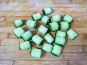 很快就卷了很多黄瓜卷。