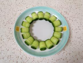 取一个盘子，将黄瓜卷摆在盘子里，中间空出来。