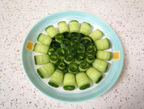 剩下的黄瓜卷竖起来摆在盘子中间。