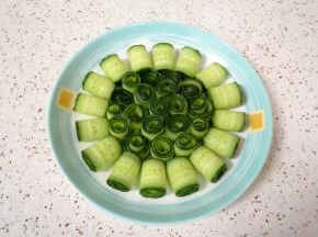 剩下的黄瓜卷竖起来摆在盘子中间。