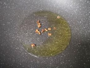 炒锅内倒适量的食用油烧至微微冒烟，下入花椒粒炸香。