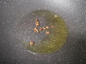 炒锅内倒适量的食用油烧至微微冒烟，下入花椒粒炸香。