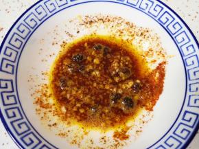 将花椒油泼在蒜末辣椒面里，搅拌均匀。