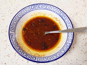 根据自己的口味放盐、香醋、生抽和糖搅拌均匀，调好凉拌汁。