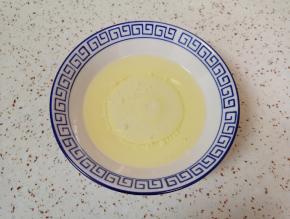 将牛奶和玉米油倒入小碗里。