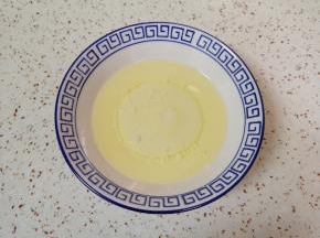 将牛奶和玉米油倒入小碗里。