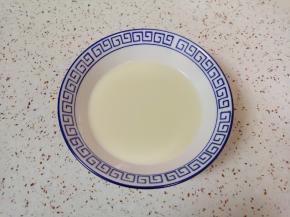 用手动打蛋器搅打均匀。