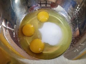 鸡蛋打入打蛋盆里，加入细砂糖。
