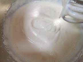 用电动打蛋器打发至，提起打蛋器随意画图案不易消失。