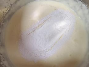 分两次筛入低筋面粉，每一次筛入以后都要用刮刀从底部翻拌均匀，再进行下一次筛入。