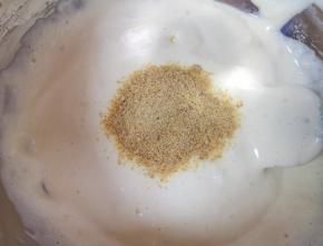 加入亚麻籽粉翻拌均匀。