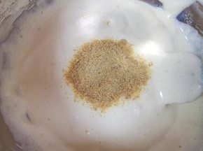 加入亚麻籽粉翻拌均匀。