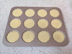 烤箱上下管180度预热。玛德琳模具里面抹上一层黄油，挤入准备好的蛋糕糊。