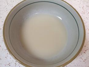 大碗里放入发酵粉、泡打粉和糖，加入温水混合均匀。