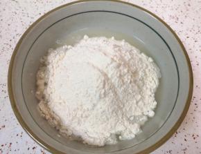 加入中筋面粉。