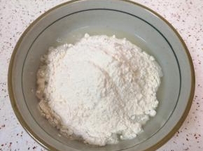 加入中筋面粉。