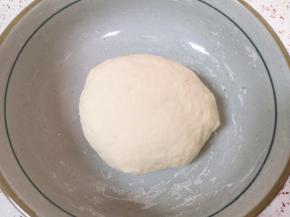先用筷子搅拌成絮状，再揉成光面团。