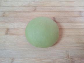 剩下的面团加入菠菜粉揉成绿色的面团。