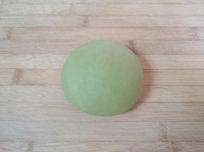 剩下的面团加入菠菜粉揉成绿色的面团。