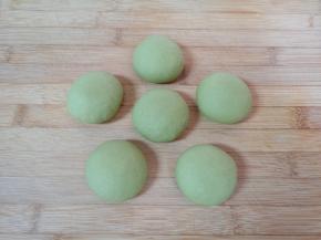 分成6份揉光滚圆，盖上保鲜膜备用。