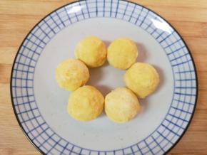 准备好豆沙馅，我用的是绿豆沙馅，自己炒的。