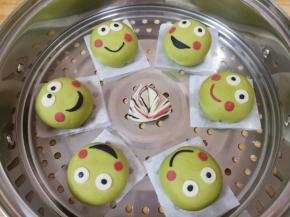 每一个做好的小青蛙豆沙包都放在油纸上，蒸锅内放水放好篦子，将小青蛙豆沙包移至篦子上，盖上锅盖发酵35-40分钟，凉水上锅，上汽后转中火蒸12分钟关火，焖5分钟左右出锅。